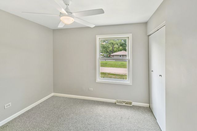 219 Countryside Lane, Lindenhurst, IL 60046