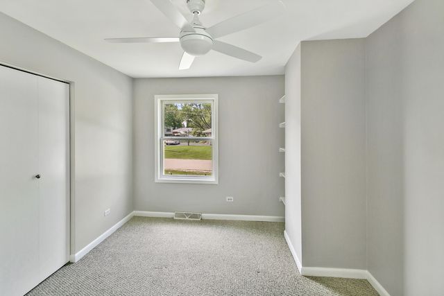 219 Countryside Lane, Lindenhurst, IL 60046