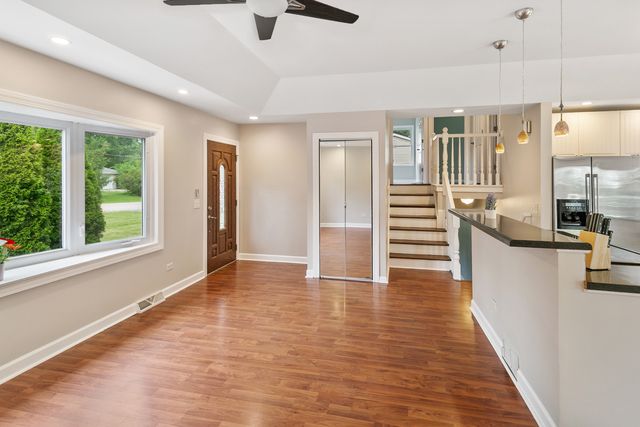 219 Countryside Lane, Lindenhurst, IL 60046