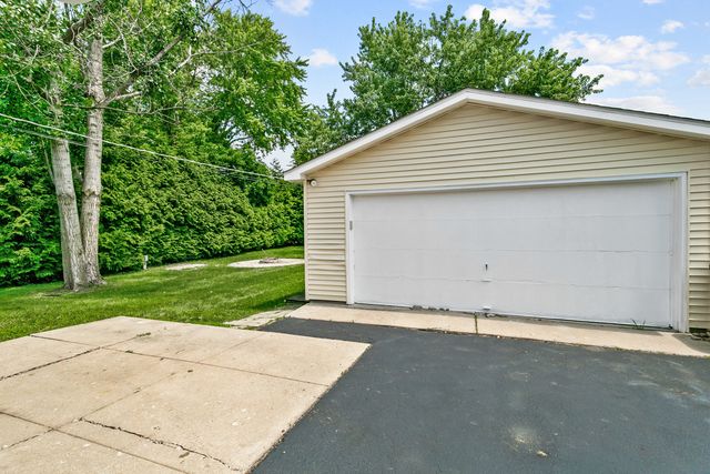 219 Countryside Lane, Lindenhurst, IL 60046