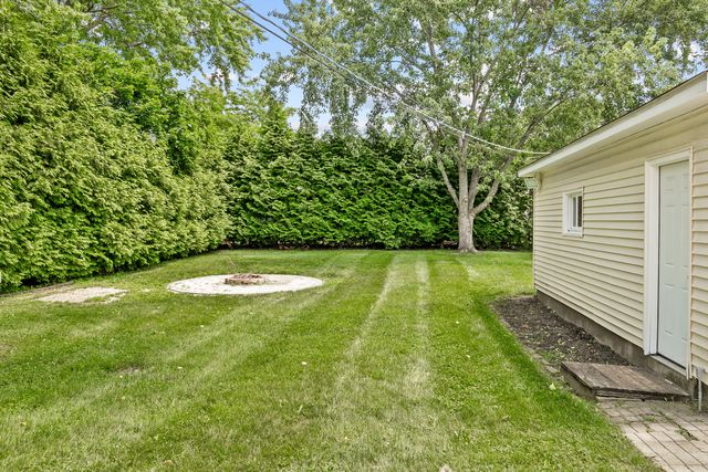 219 Countryside Lane, Lindenhurst, IL 60046