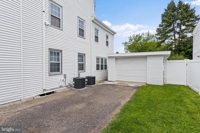 213 SAINT MARY ST, Burlington, NJ 08016