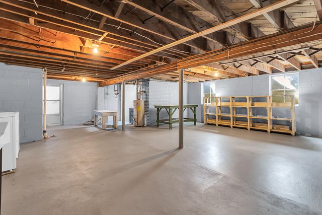 1302 Elmwood Avenue, Jackson City, MI 49203