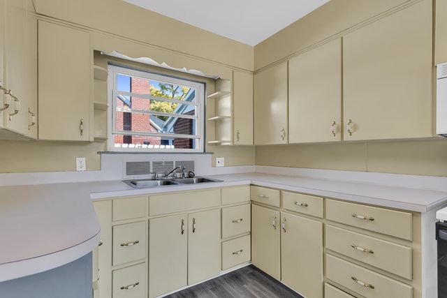 1302 Elmwood Avenue, Jackson City, MI 49203