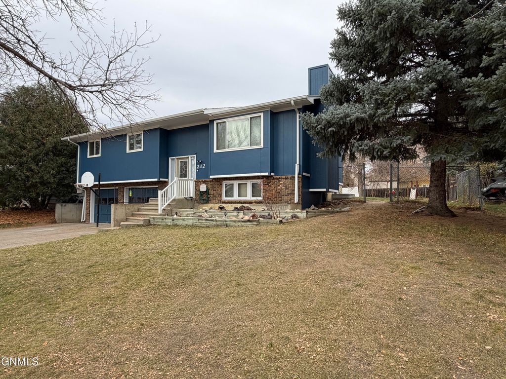 212 10th Street NW, Beulah, ND 58523 photo 2