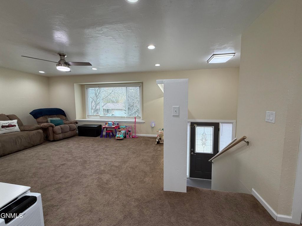 212 10th Street NW, Beulah, ND 58523 photo 3