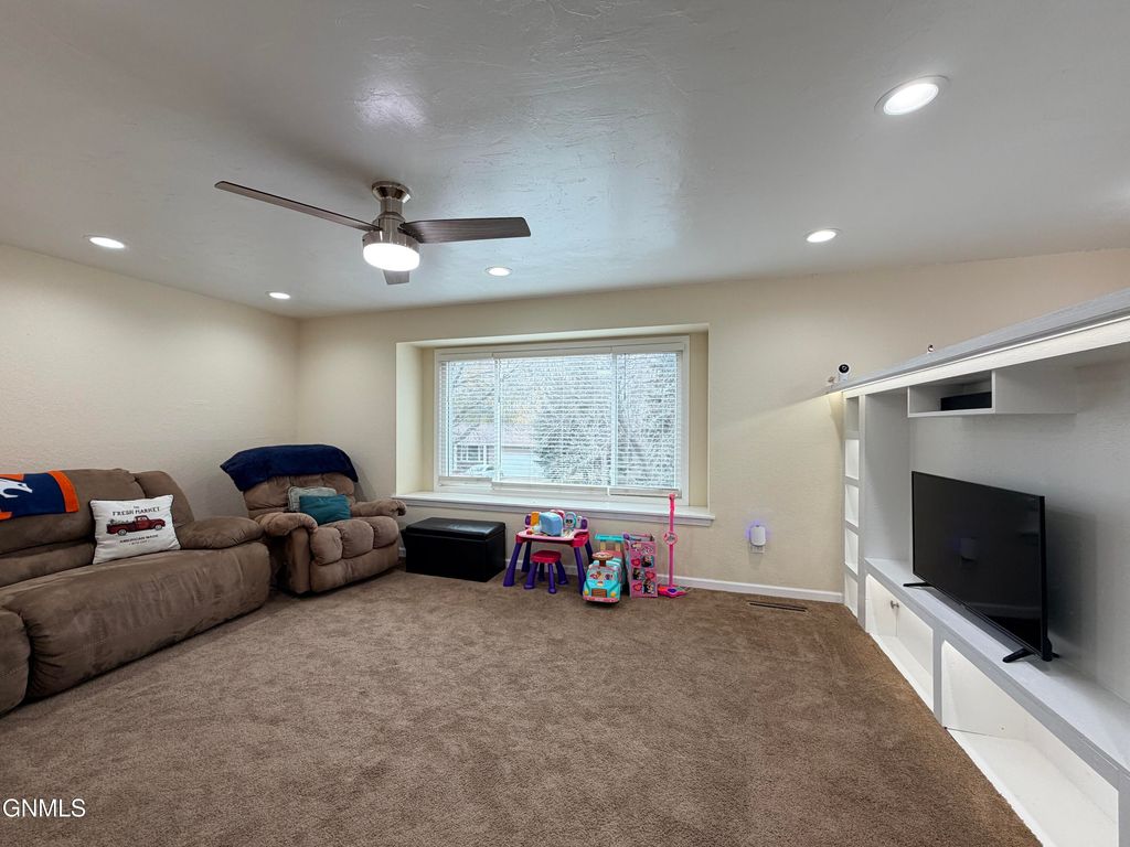 212 10th Street NW, Beulah, ND 58523 photo 4