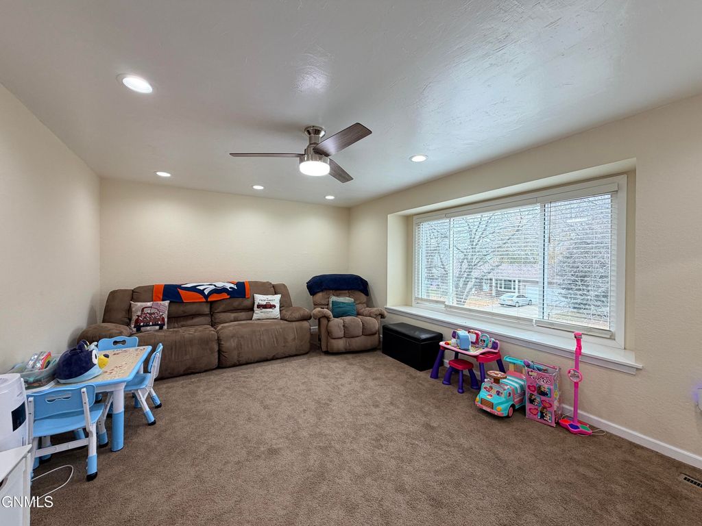 212 10th Street NW, Beulah, ND 58523 photo 5