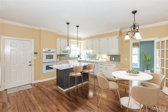 7917 Grantwood Cove Lane, Crestwood, MO 63123