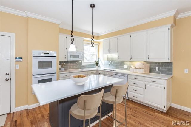 7917 Grantwood Cove Lane, Crestwood, MO 63123