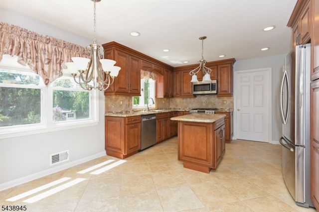 6 Dana Ct, South Brunswick Twp., NJ 08540