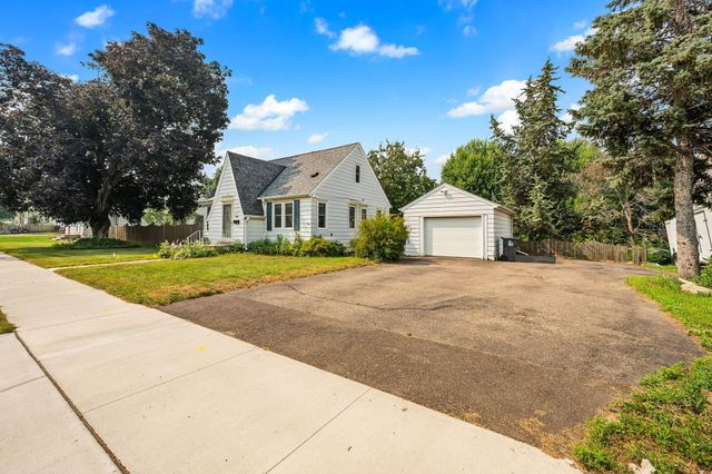 319 Annapolis Street E, West Saint Paul, MN 55118