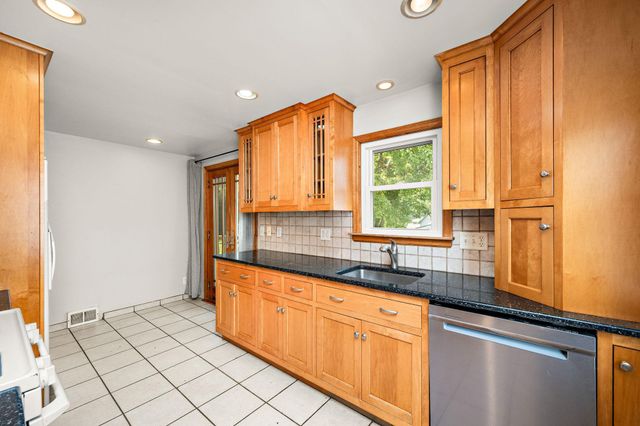 319 Annapolis Street E, West Saint Paul, MN 55118