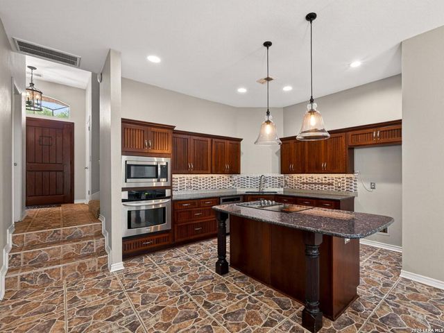 8730 Iliad, Universal City, TX 78148