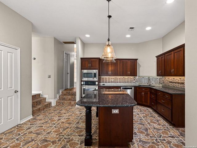 8730 Iliad, Universal City, TX 78148