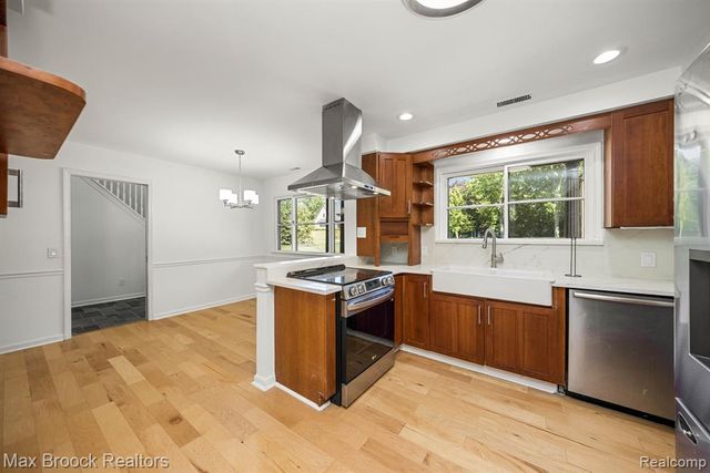 6096 Darramoor Road, Bloomfield Hills, MI 48301