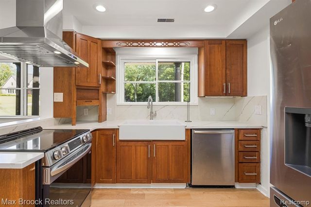 6096 Darramoor Road, Bloomfield Hills, MI 48301