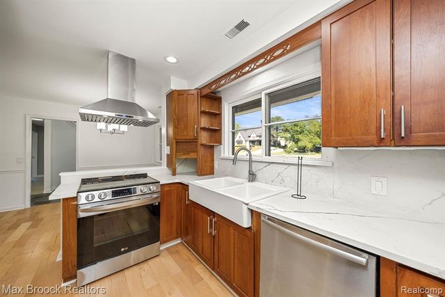 6096 Darramoor Road, Bloomfield Hills, MI 48301