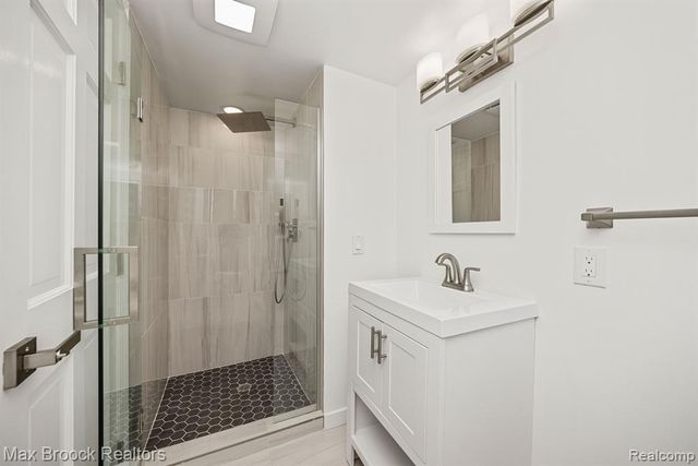 6096 Darramoor Road, Bloomfield Hills, MI 48301