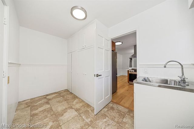 6096 Darramoor Road, Bloomfield Hills, MI 48301