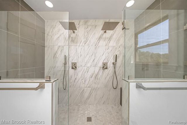 6096 Darramoor Road, Bloomfield Hills, MI 48301
