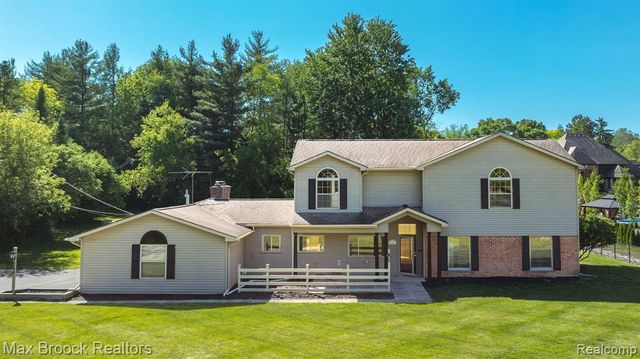 6096 Darramoor Road, Bloomfield Hills, MI 48301