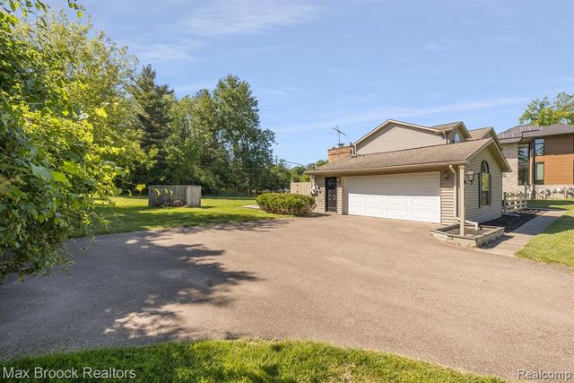 6096 Darramoor Road, Bloomfield Hills, MI 48301