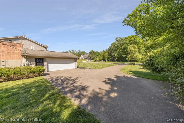 6096 Darramoor Road, Bloomfield Hills, MI 48301
