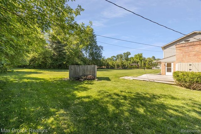 6096 Darramoor Road, Bloomfield Hills, MI 48301