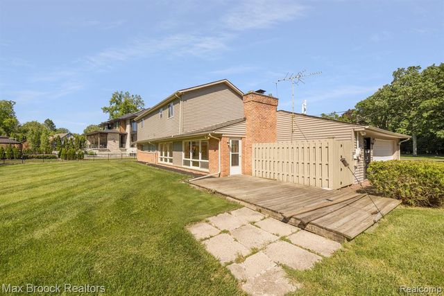 6096 Darramoor Road, Bloomfield Hills, MI 48301