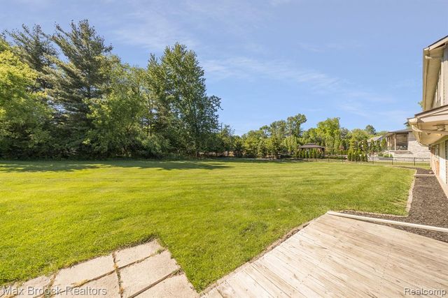 6096 Darramoor Road, Bloomfield Hills, MI 48301