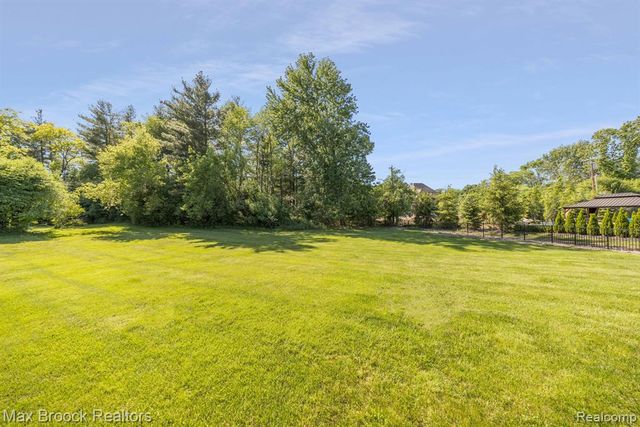 6096 Darramoor Road, Bloomfield Hills, MI 48301