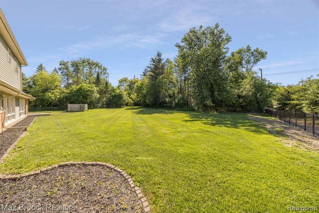 6096 Darramoor Road, Bloomfield Hills, MI 48301