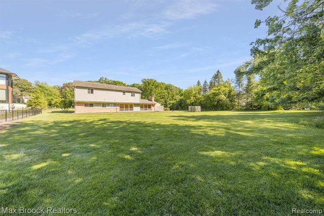6096 Darramoor Road, Bloomfield Hills, MI 48301