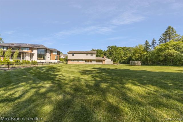 6096 Darramoor Road, Bloomfield Hills, MI 48301