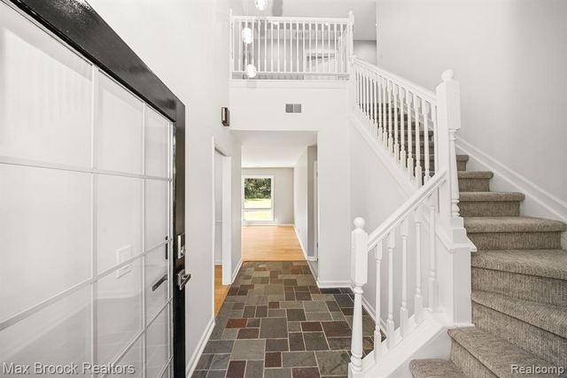 6096 Darramoor Road, Bloomfield Hills, MI 48301