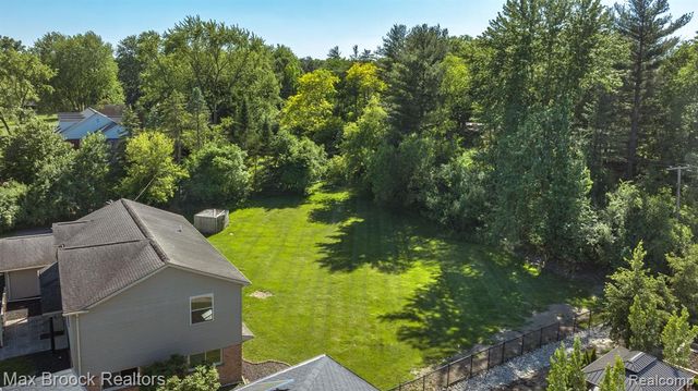 6096 Darramoor Road, Bloomfield Hills, MI 48301