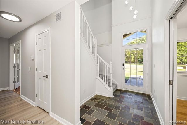 6096 Darramoor Road, Bloomfield Hills, MI 48301