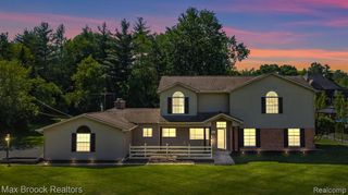 6096 Darramoor Road, Bloomfield Hills, MI 48301