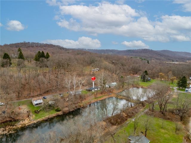 142 Twin Lakes Dr, Jackson Twp, PA 16063