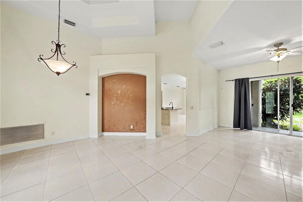 Image 4 of property listing at 12516 LEATHERLEAF DRIVE, Tampa, FL 33626