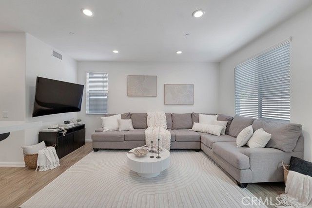 14902 W Navarre, Sylmar (los Angeles), CA 91342