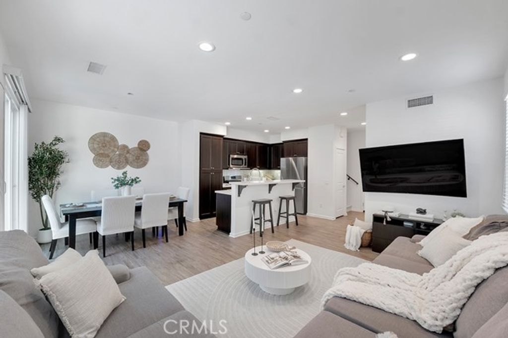 14902 W Navarre, Sylmar (los Angeles), CA 91342