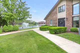 12 Kyle Court, Willowbrook, IL 60527