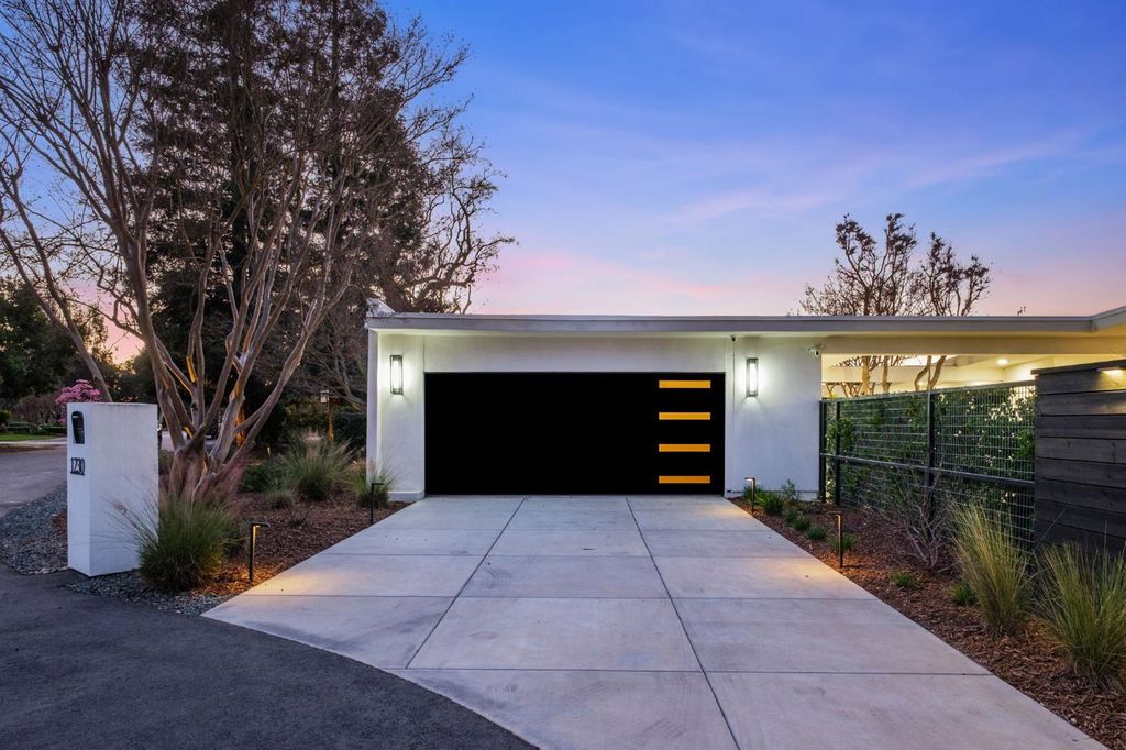 Image 3 of property listing at 1230 W Moraga Road, Fresno, CA 93711