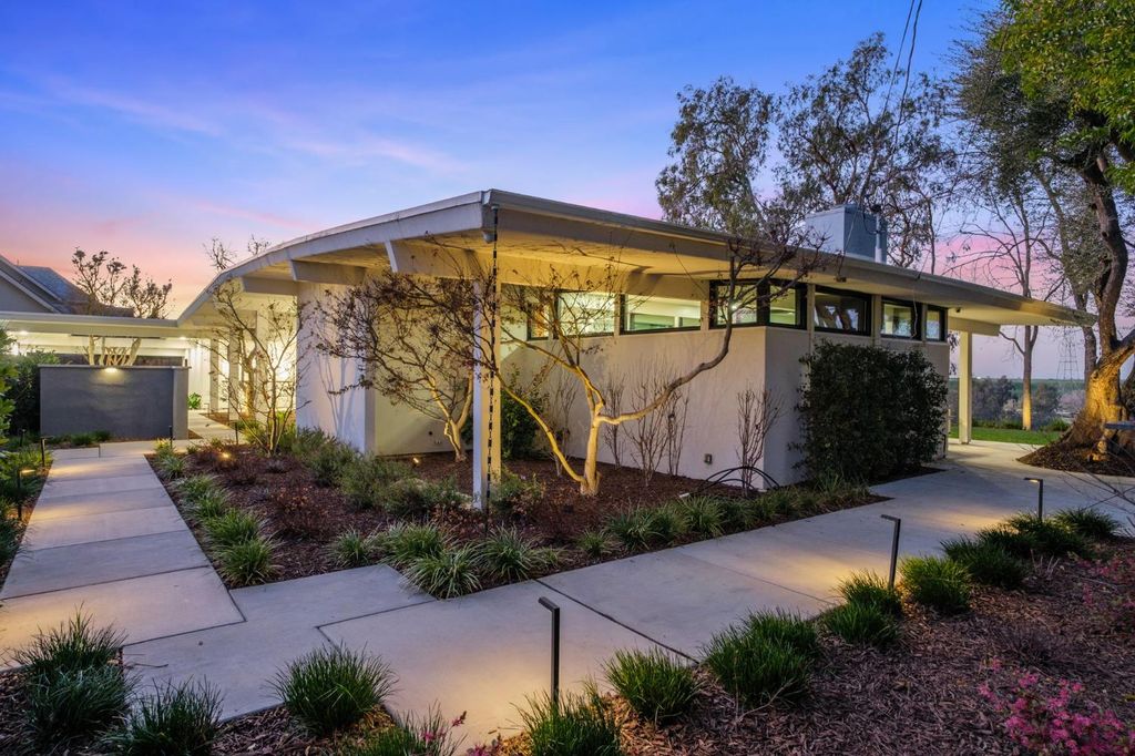 Image 6 of property listing at 1230 W Moraga Road, Fresno, CA 93711