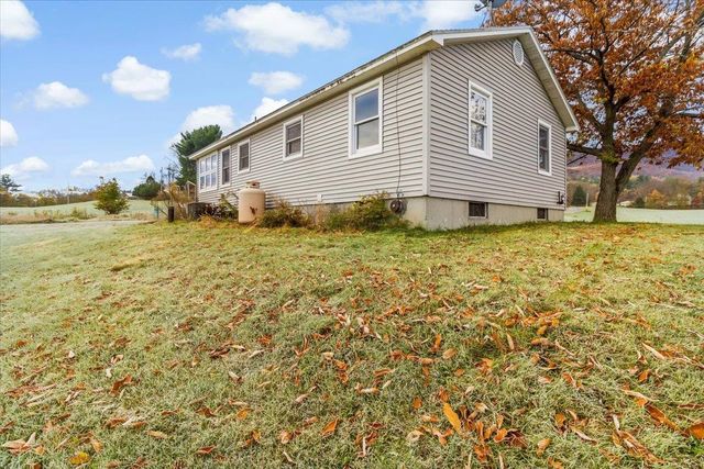 555 Northwest Hill Road, Pownal, VT 05261