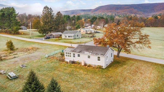 555 Northwest Hill Road, Pownal, VT 05261