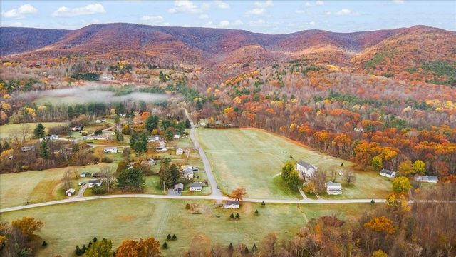 555 Northwest Hill Road, Pownal, VT 05261