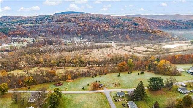 555 Northwest Hill Road, Pownal, VT 05261
